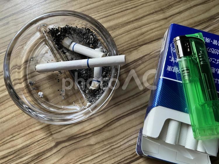 煙草と灰皿とライター 吸い殻,タバコ,灰皿の写真素材