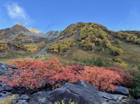 涸沢カール登山中の景色 涸沢カール登山中の景色 涸沢カール,自然,景色の写真素材