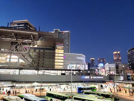 ターミナル駅の夜景と夕暮れ 駅,駅前,ターミナルの写真素材