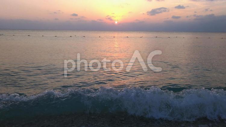 夕日と波打ち際 海,空,夕日の写真素材