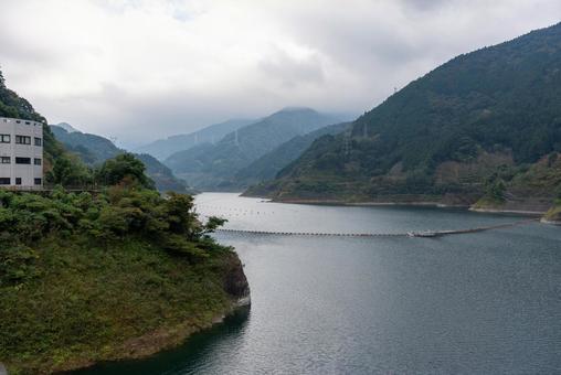 静寂の山間、ダム湖の眺め 山,湖,貯水池の写真素材