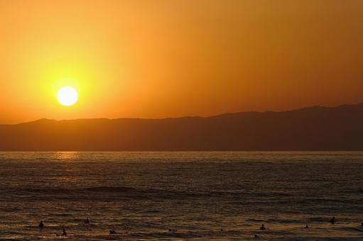 冬の湘南の海と夕日 冬の湘南の海と夕日 夕日,夕暮れ,海の写真素材