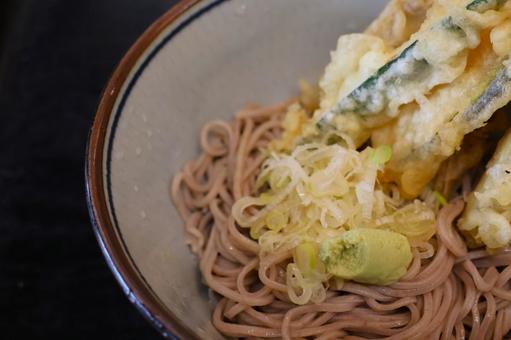 飲食店の野菜天ぷらぶっかけそば 飲食店の野菜天ぷらぶっかけそばの写真