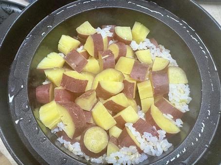 さつまいもご飯の炊き上がり さつまいも,さつまいもご飯,混ぜご飯の写真素材