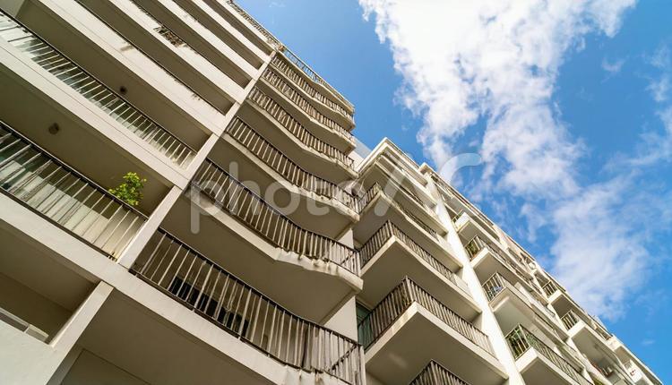 マンションを見上げる　青空背景 マンション,ファミリー,住宅の写真素材
