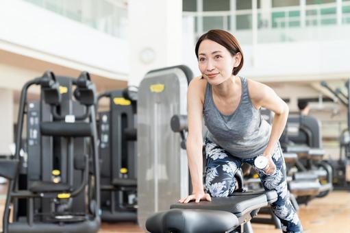 ジムでトレーニングするミドルの女性 ジム,フィットネス,ボディケアの写真素材