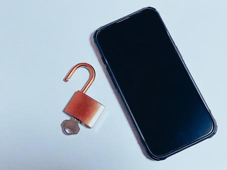 セキュリティ解除されたスマホイメージ セキュリティ解除されたスマホイメージ 南京錠,鍵,セキュリティの写真素材