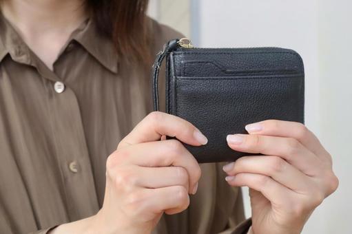 財布を持った女性 財布を持った女性 お財布,財布,女性の写真素材