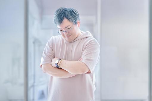 考える私服男性 考える私服男性 男性,中年,私服の写真素材