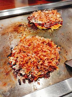 鉄板で焼いたお好み焼き お好み焼き,鉄板,関西風の写真素材