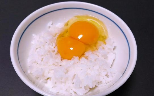 双子の卵かけご飯 双子の卵かけご飯 卵かけご飯,ご飯,生卵の写真素材