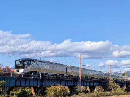天高く四季島走る秋 トランスイート四季島,鉄道,クルーズトレインの写真素材