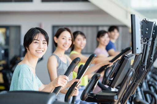 ジムでトレーニングする人々 ジム,女性,トレーニングの写真素材