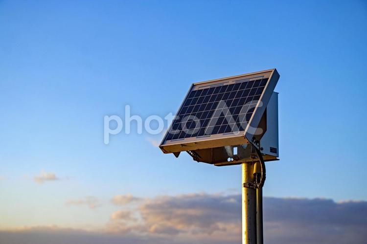 青空を背景としたソーラーパネル ソーラーパネル,太陽光発電,太陽光の写真素材