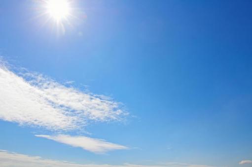 秋の青空　太陽の写真
