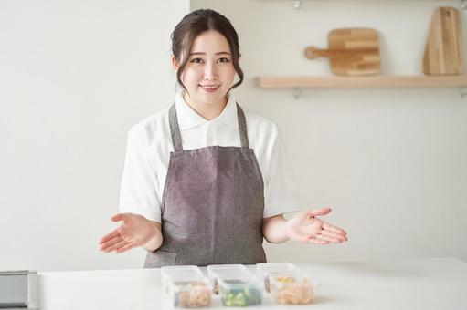 キッチンで料理をするアジア人女性 キッチンで料理をするアジア人女性 料理,調理,キッチンの写真素材