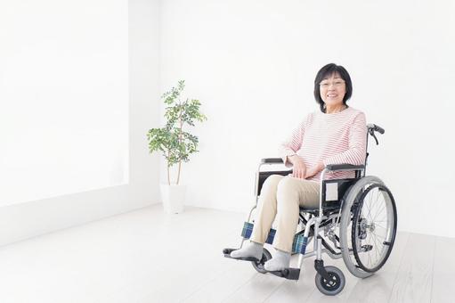 車椅子に乗るおばあさん コピースペース,怪我,足腰の写真素材