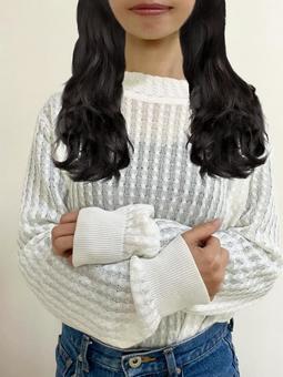 白ニットとデニムのコーデ ニット,白ニット,デニムの写真素材