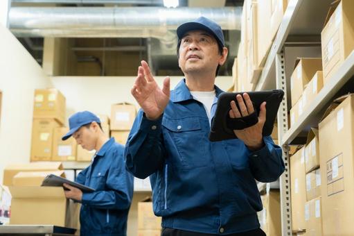 倉庫で働く男性作業員 倉庫で働く男性作業員 倉庫,工場,配達の写真素材