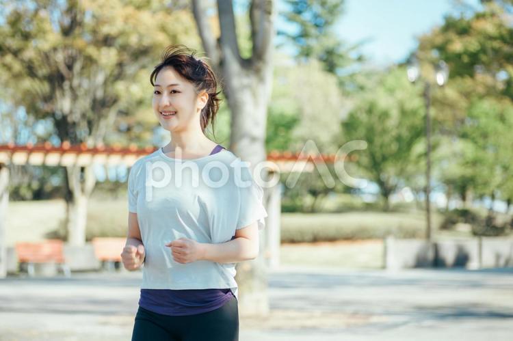 ウォーキング・運動する女性 ウォーキング・運動する女性 ウォーキング,有酸素運動,散歩の写真素材