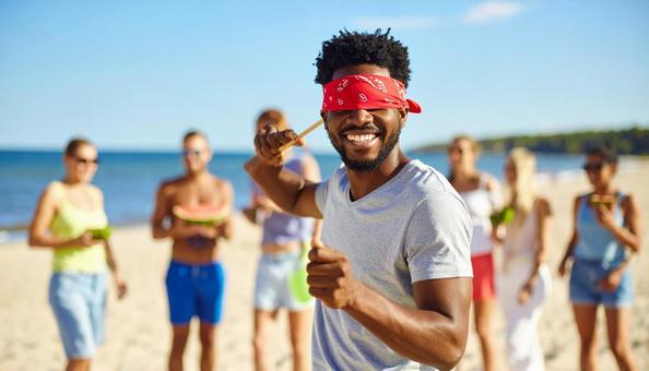 これから海辺でスイカ割りをする男性 これから海辺でスイカ割りをする男性の写真