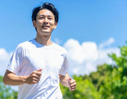 公園を走る男性ランナー 公園を走る男性ランナーの写真