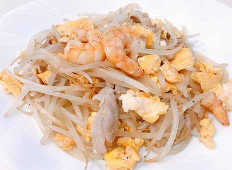 Photo, fried prawns with bean sprouts and egg, stir-fried seafood with bean sprouts, fried bean sprouts and eggs, 