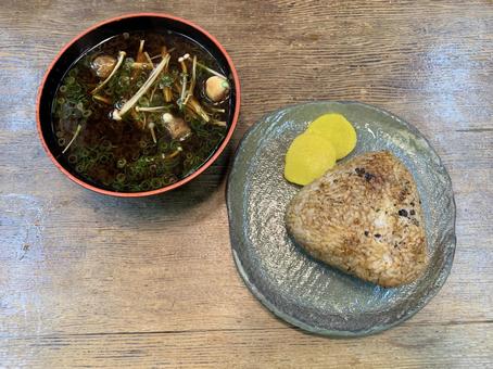 居酒屋 焼きおにぎり 赤だし味噌汁 居酒屋 焼きおにぎり 赤だし味噌汁の写真