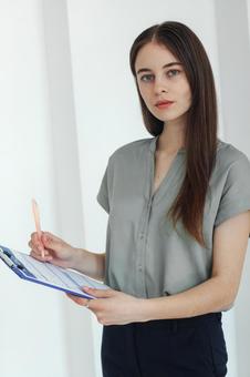 保険相談を受ける女性スタッフ 保険業,事務職,接客業の写真素材