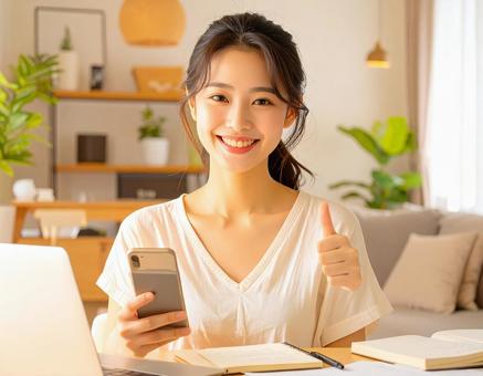家計がうまくいきスマホ片手に微笑む女性 家計がうまくいきスマホ片手に微笑む女性の写真