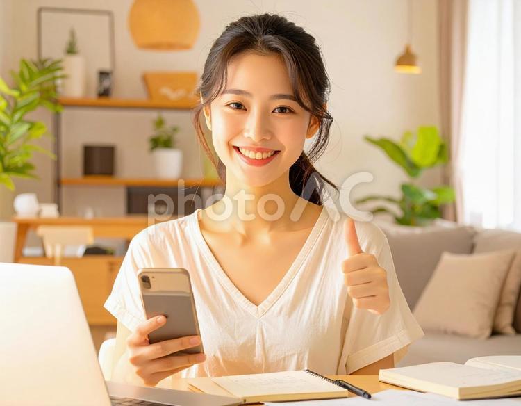 家計がうまくいきスマホ片手に微笑む女性 パソコン,家計簿,節約の写真素材
