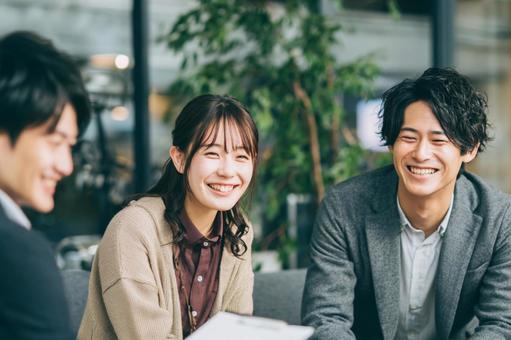 オフィスで打ち合わせの3人-2の写真