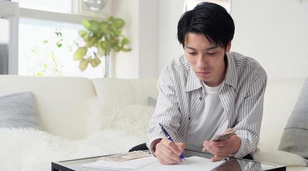 お金を数えるアジア人男性 お金,数える,男性の写真素材