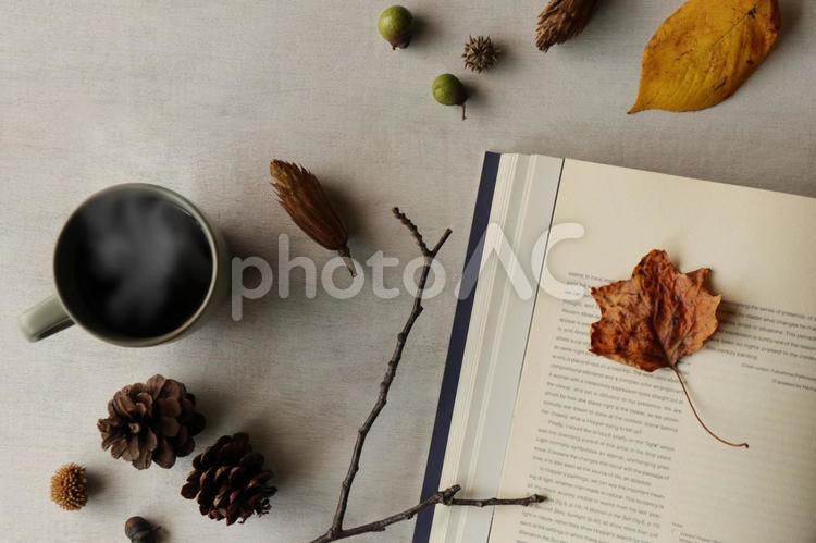 秋のコーヒーブレイク コーヒーブレイク,コーヒータイム,コーヒーの写真素材