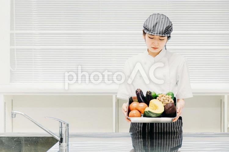野菜を持つ調理師（フードロス・食品ロス） 野菜,フードロス,食品ロスの写真素材