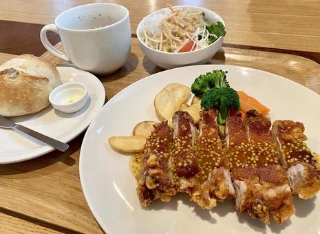 チキンソテーのランチセット チキンソテーのランチセット チキンソテー,ランチ,パンの写真素材