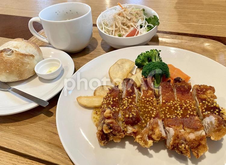 チキンソテーのランチセット チキンソテー,ランチ,パンの写真素材