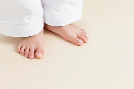 空手の道着をきた子どもの足元 空手の道着をきた子どもの足元 空手,型,男の子の写真素材