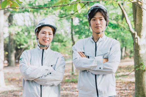 外で作業着を着て働く男女 ビジネス 外で作業着を着て働く男女 ビジネス 作業員,作業着,働く男女の写真素材