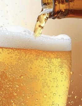 瓶ビール 注がれる シズル感 瓶ビール 注がれる シズル感の写真