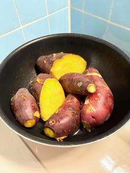 蒸かし芋 さつまいも,秋,フライパンの写真素材