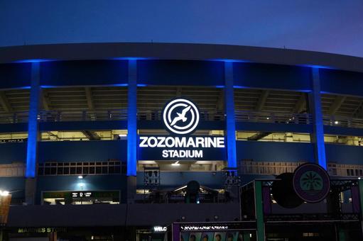 夜の千葉マリンスタジアム 千葉マリンスタジアム,zozoマリンスタジアム,夜景の写真素材