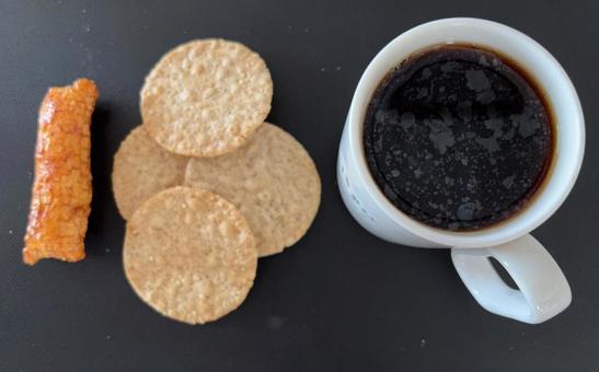 コーヒーとじゃこ気分と岩塚の田舎おかきの写真