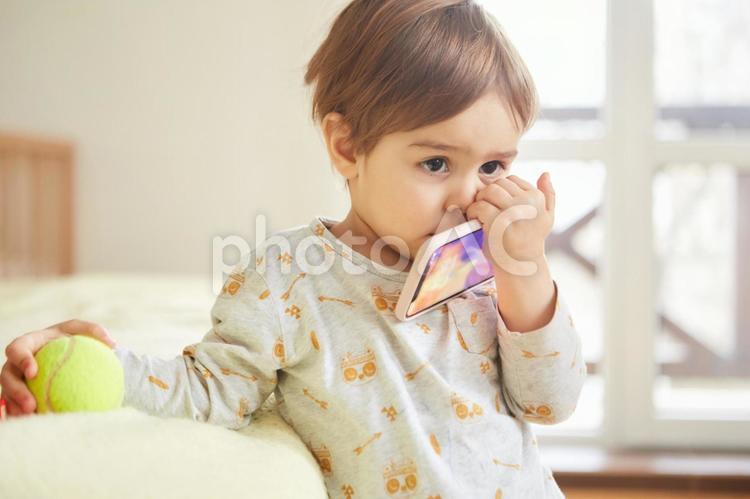 スマホとテニスボールを持つ男の子3 男の子,テニスボール,遊ぶの写真素材
