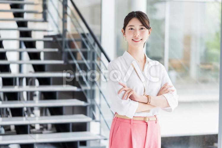 腕組みをするビジネスウーマン。 女性,人物,ビジネスウーマンの写真素材
