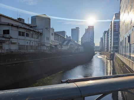 猛暑日の水道橋の川沿い 猛暑日の水道橋の川沿いの写真
