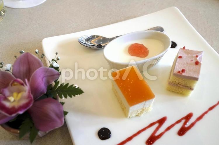 デザート３種 フレンチ,ケーキ,ムースの写真素材