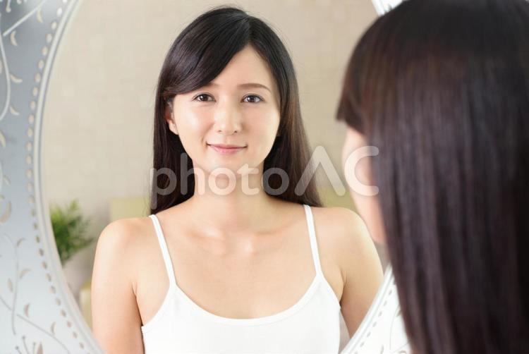 スキンケアイメージ　鏡を見る女性 女性,スキンケア,美容の写真素材