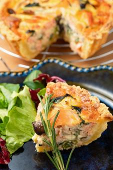 サーモンのキッシュ2 サーモンのキッシュ2 キッシュ,quiche,サーモンキッシュの写真素材