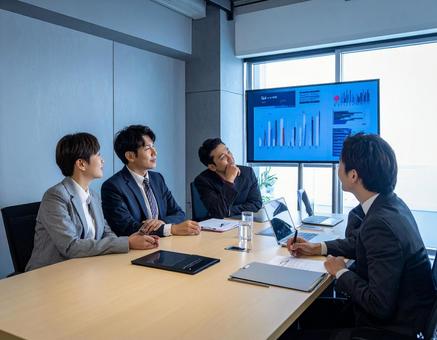 若手社員のブレインストーミング 若手社員のブレインストーミングの写真